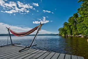 Quai avec hamac au lac Mégantic